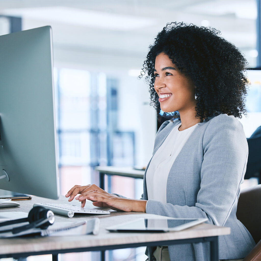 staff member working in ms365 business apps